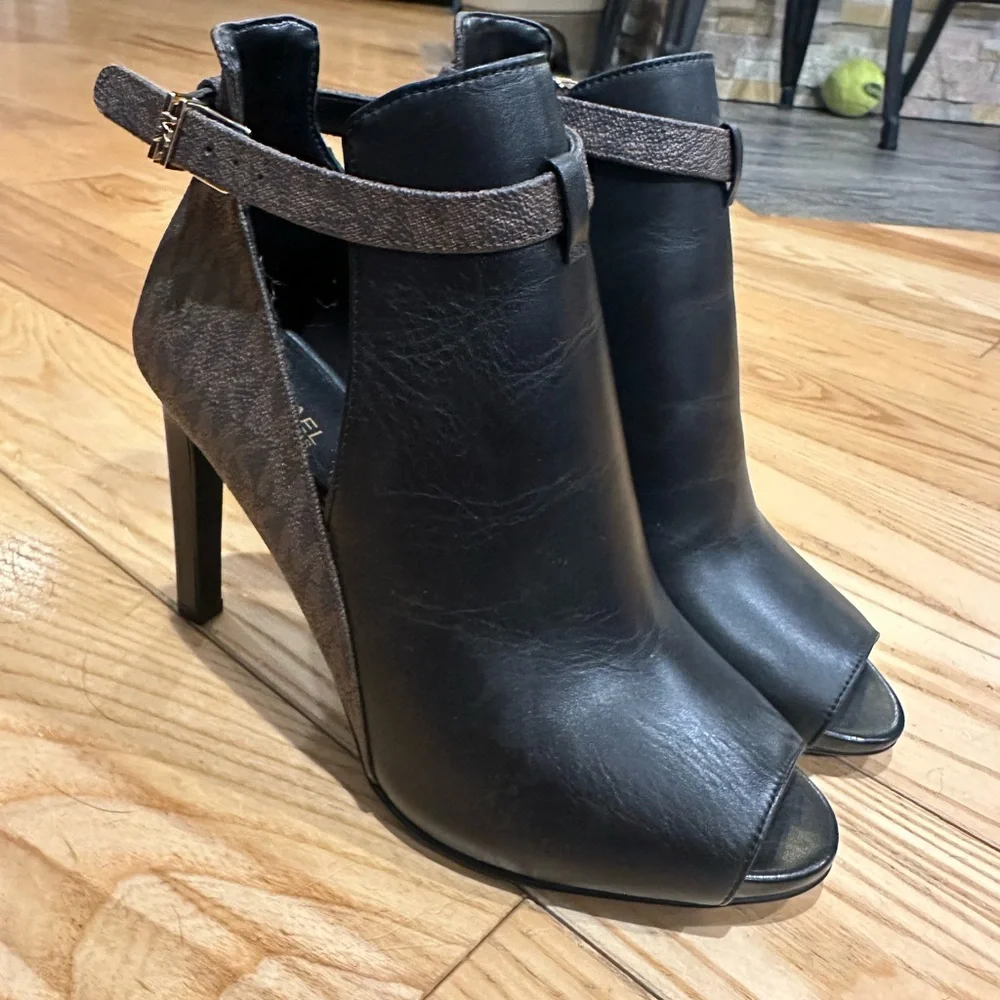 Michael Kors Lawson Open Toe High Heel Black Leather/Brown Signature Logo - Picture 6 of 8